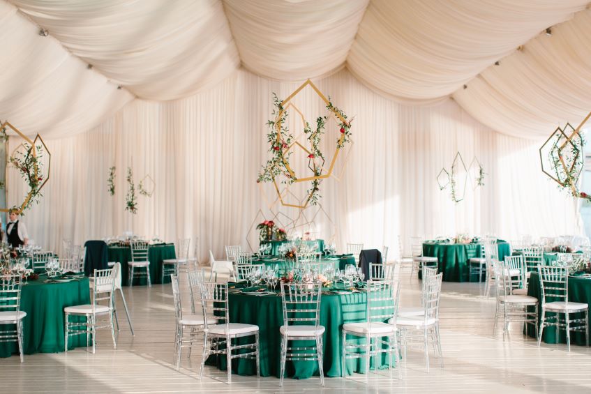 Timeless Decor of Emerald Green Wedding Table Setting Decor– CV Linens