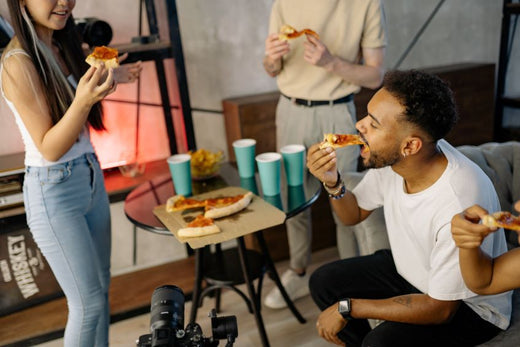 friends-eating-pizza-together