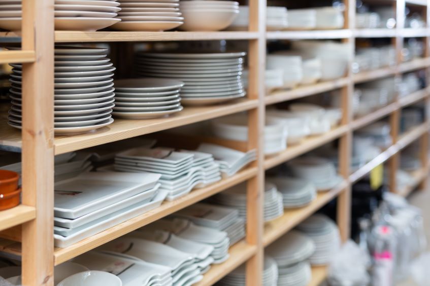 varieties-of-plates-on-shelves