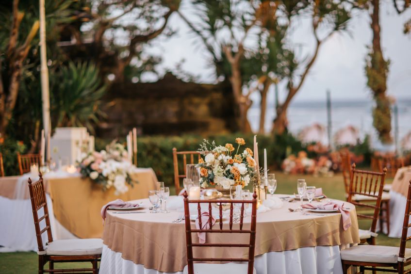 outdoor wedding table setup