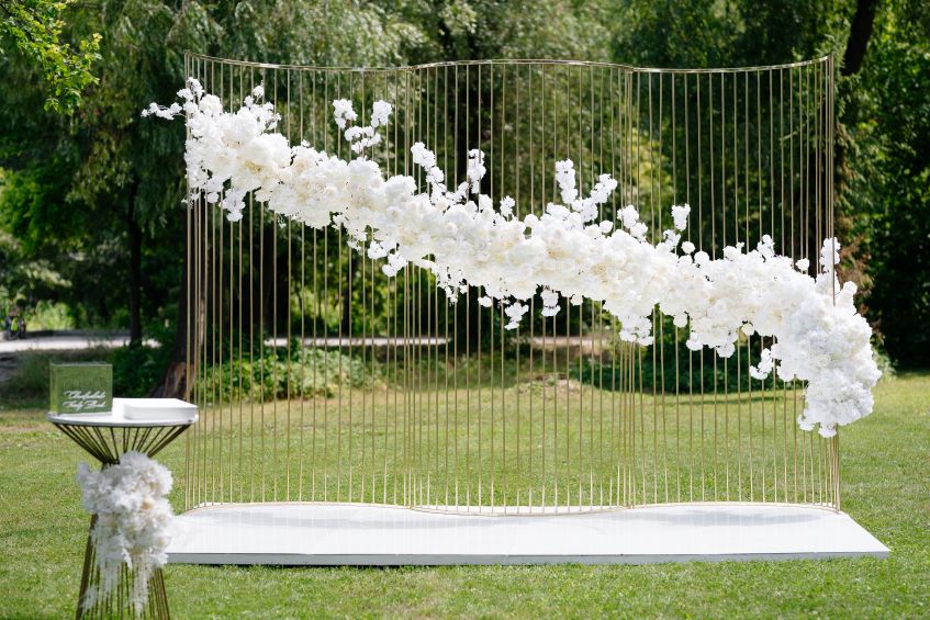 Elegant-outdoor-wedding-arch