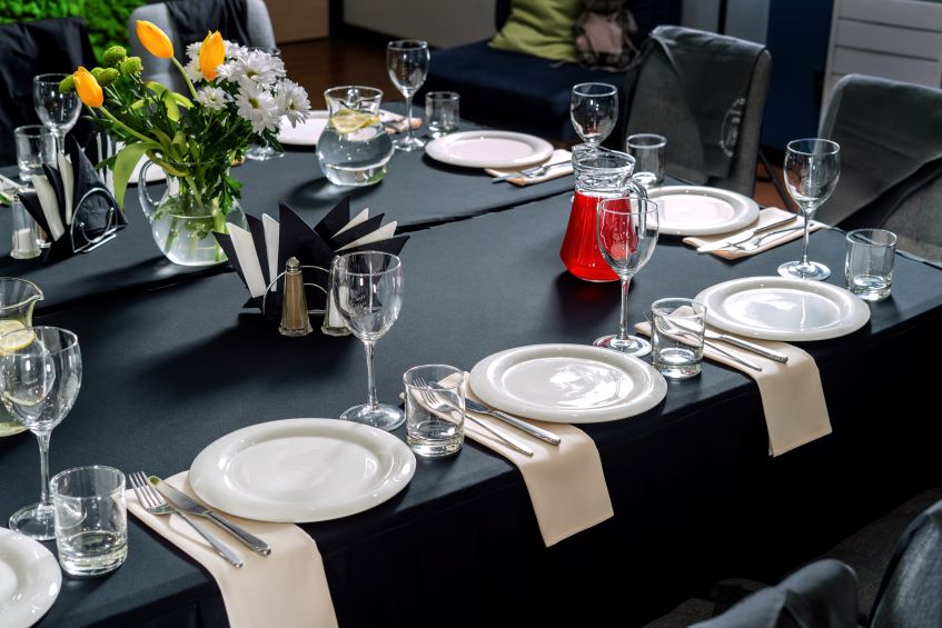 black-table-settings-for-wedding